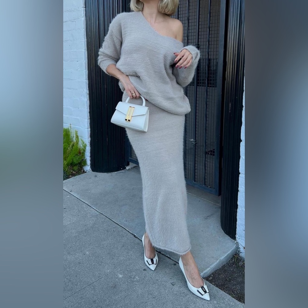MISS LOLA Cozy Weekends Skirt
- Nude